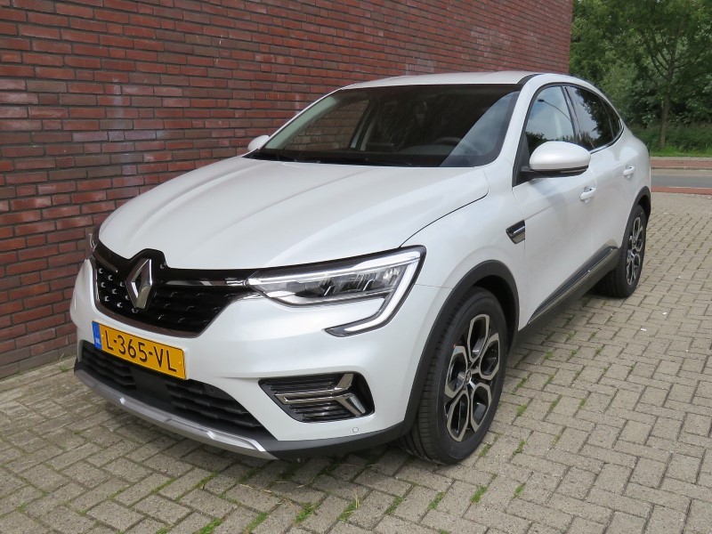 Белый renault arkana