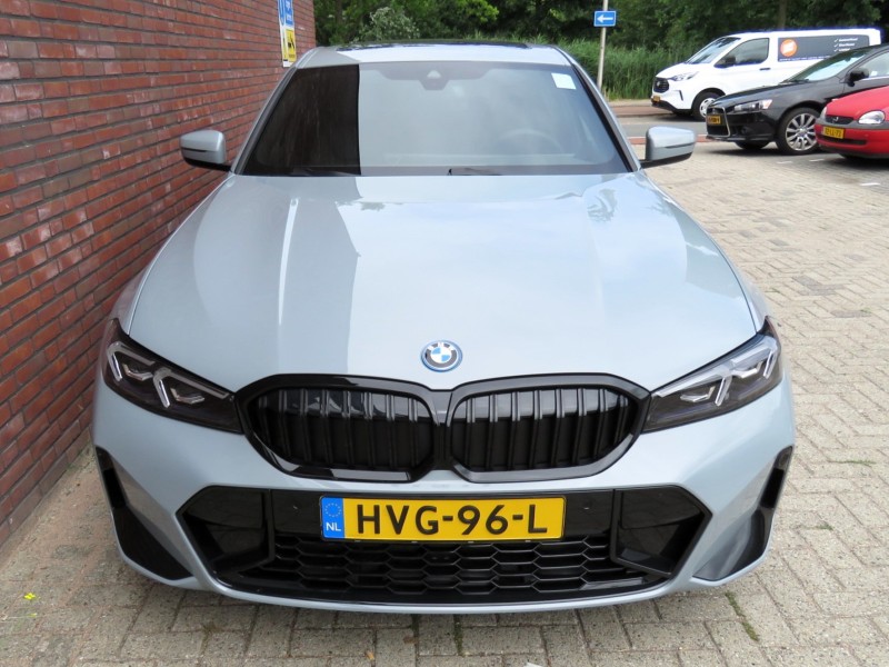 BMW 330e Saloon