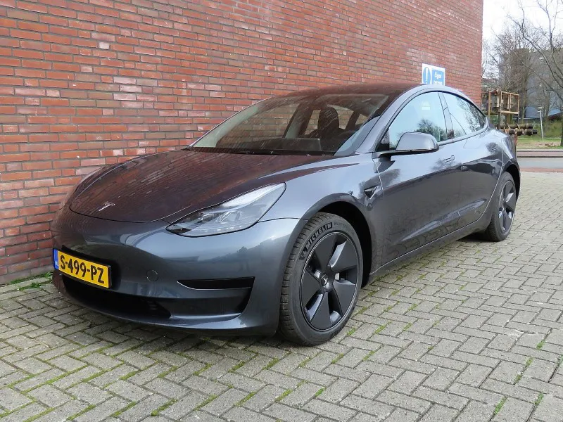 tesla model 3 grijs