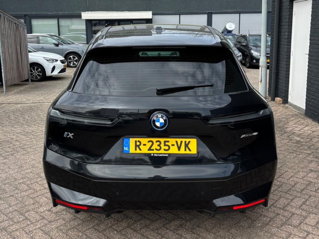 BMW iX